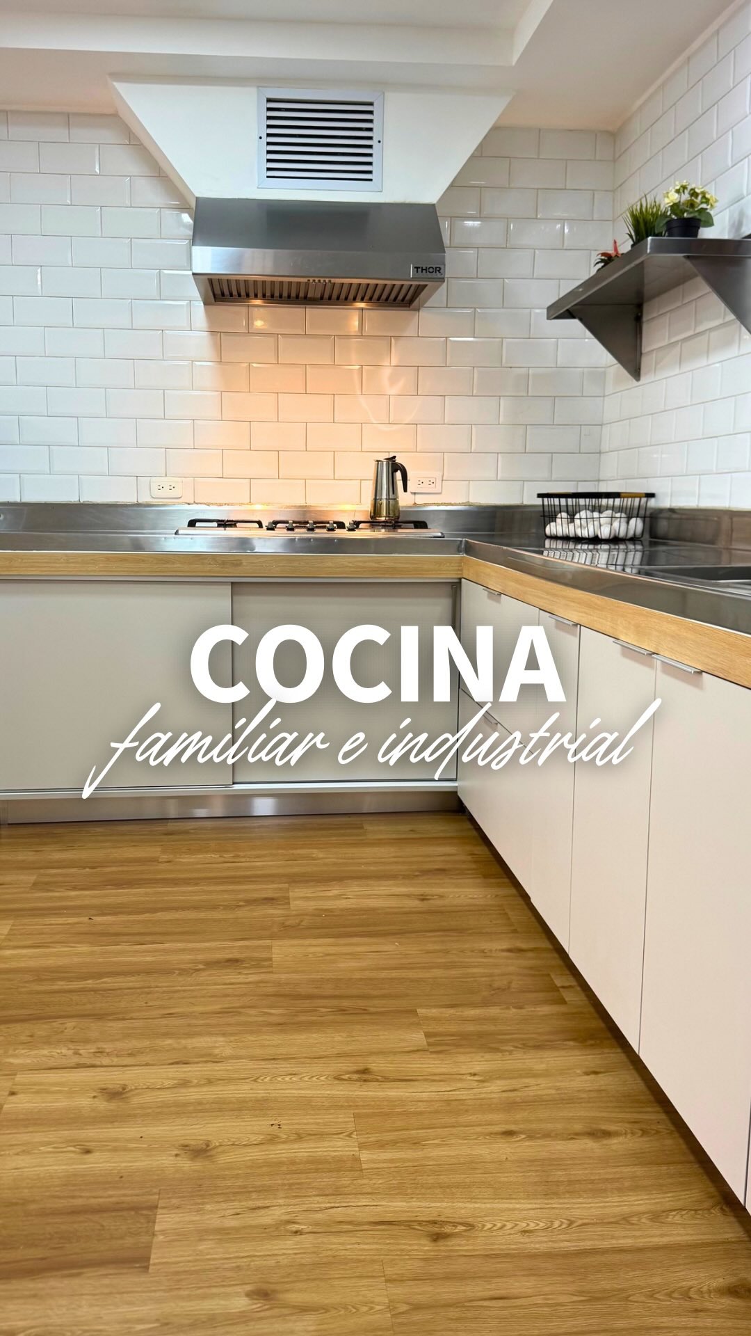Cocina con topes de acero inoxidable y madera