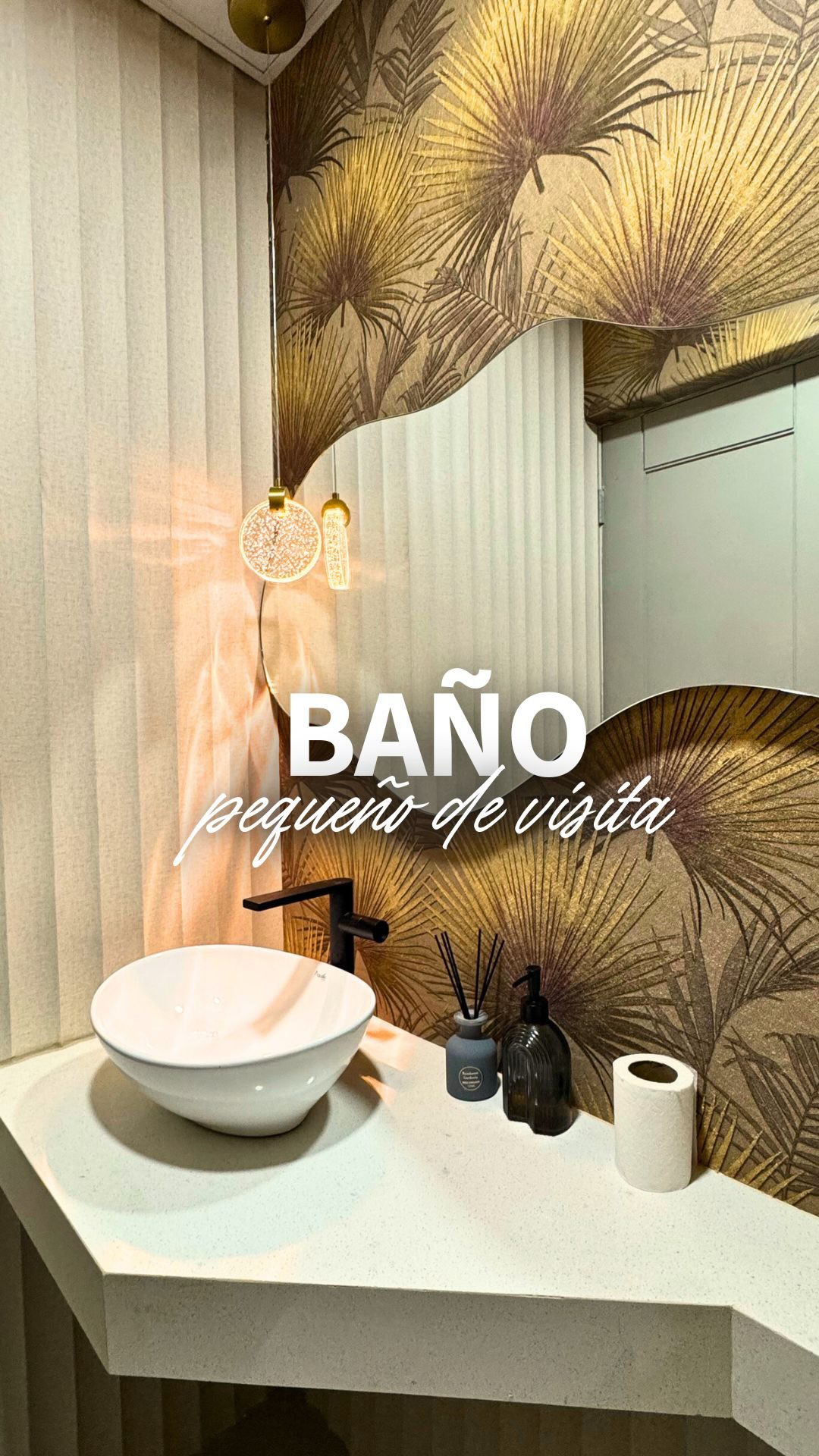 Baño de visita con papel tapiz dorado y espejo orgánico